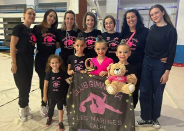 Nueve gimnastas del Club Les Marines de Calp hacen historia clasificándose para el campeonato de España 23 jovenes gimnastas del c g calp junto a sus entrenadoras