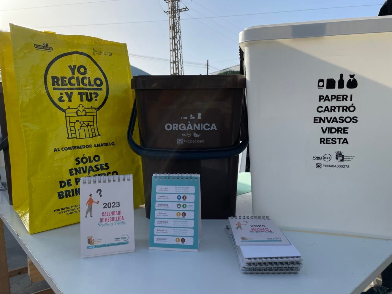 El Ayuntamiento ha repartido al vecindario de forma gratuita un pack con cubos, bolsas orgánicas, un calendario y un folleto explicativo