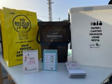 El Ayuntamiento ha repartido al vecindario de forma gratuita un pack con cubos, bolsas orgánicas, un calendario y un folleto explicativo