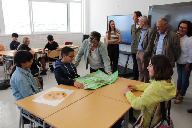 Imagen: Los alumnos de Xaló en su primer día en el nuevo centro, Sierra de Bernia