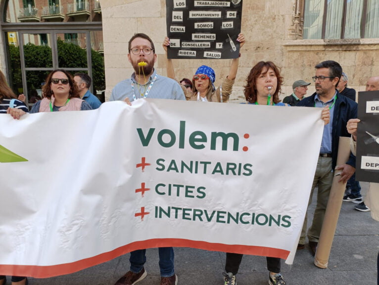 Manifestación de los sanitarios de la Marina Alta frente al Palau de la Generalitat en València