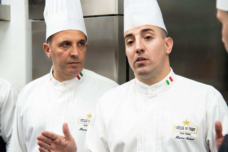 Marco Blanquer parle à son équipe de cuisine au restaurant Leonardo