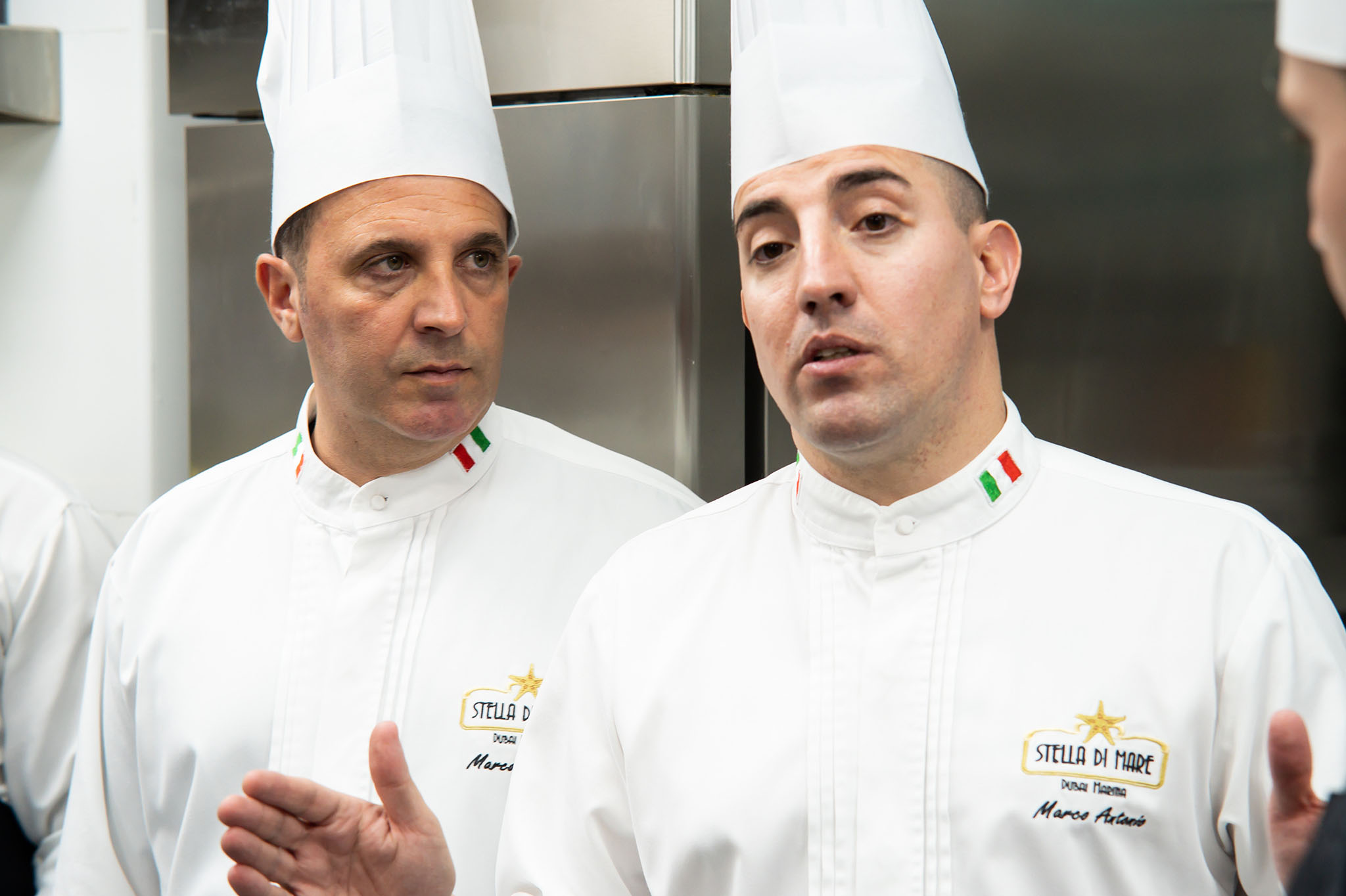 Marco Blanquer hablando con su equipo de cocina del restaurante Leonardo