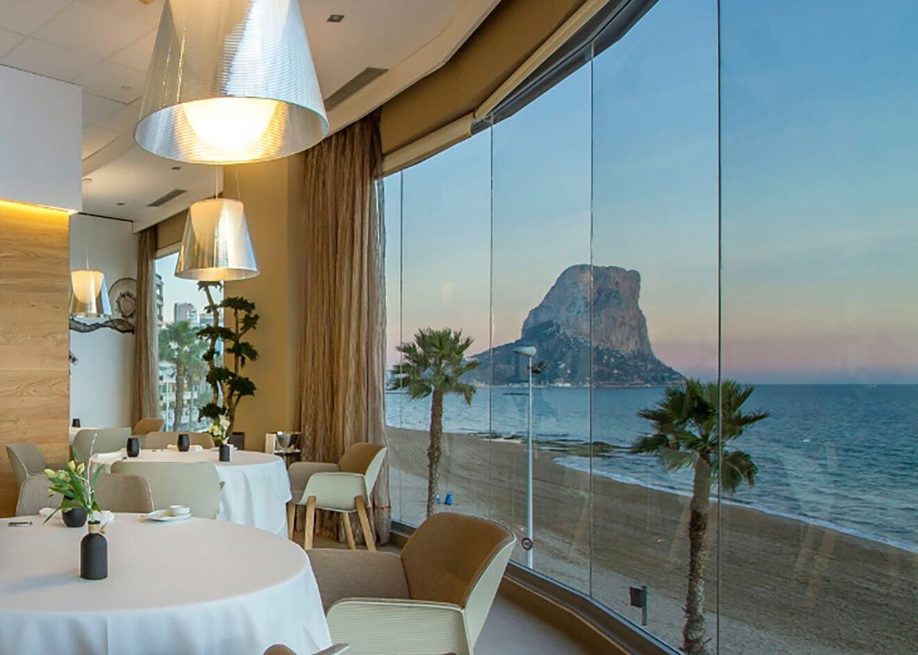 Mesa en el Abiss GastroBarra con vistas al Peñón de Ifach