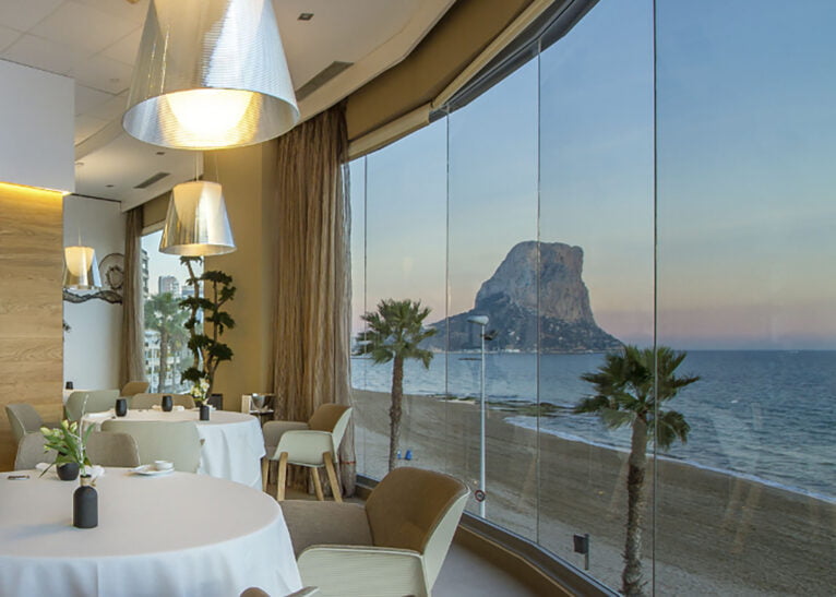 Mesa en el Abiss GastroBarra con vistas al Peñón de Ifach