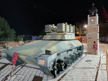 Monumento de la falla de Pamis junto al campanario de los Festeros de la Soledat de Ondara en 2023