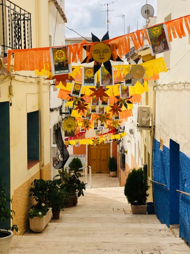 Imagen: Muestra de 'Art al Carrer' de Calp en 2022