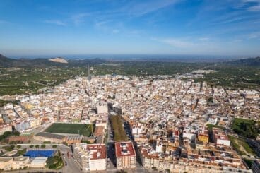 pego desde el cielo a vista de dron