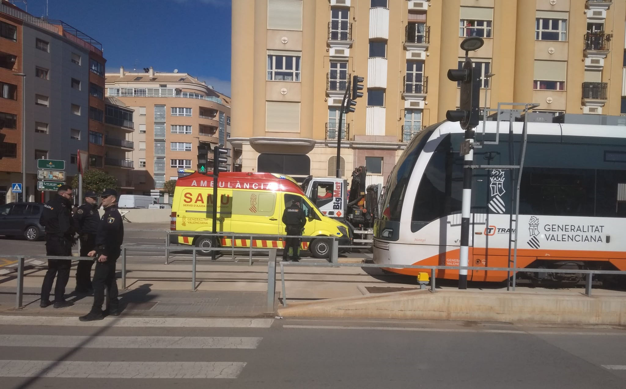 policia local de denia y el tranvia en el lugar del atropello