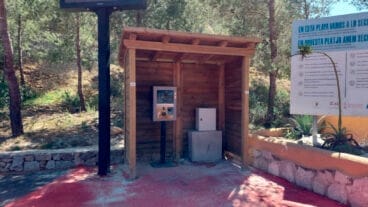 Quiosco para pagar el parking en la cala del Moraig