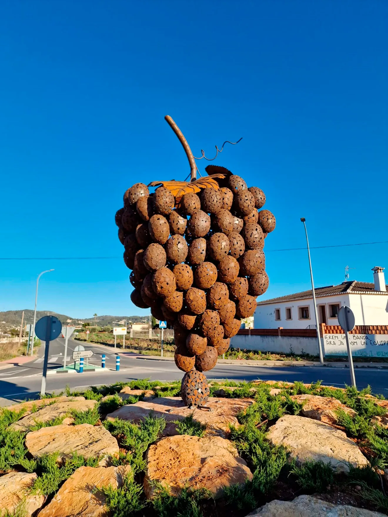 Racimo de uva de hierro en la entrada de Xaló