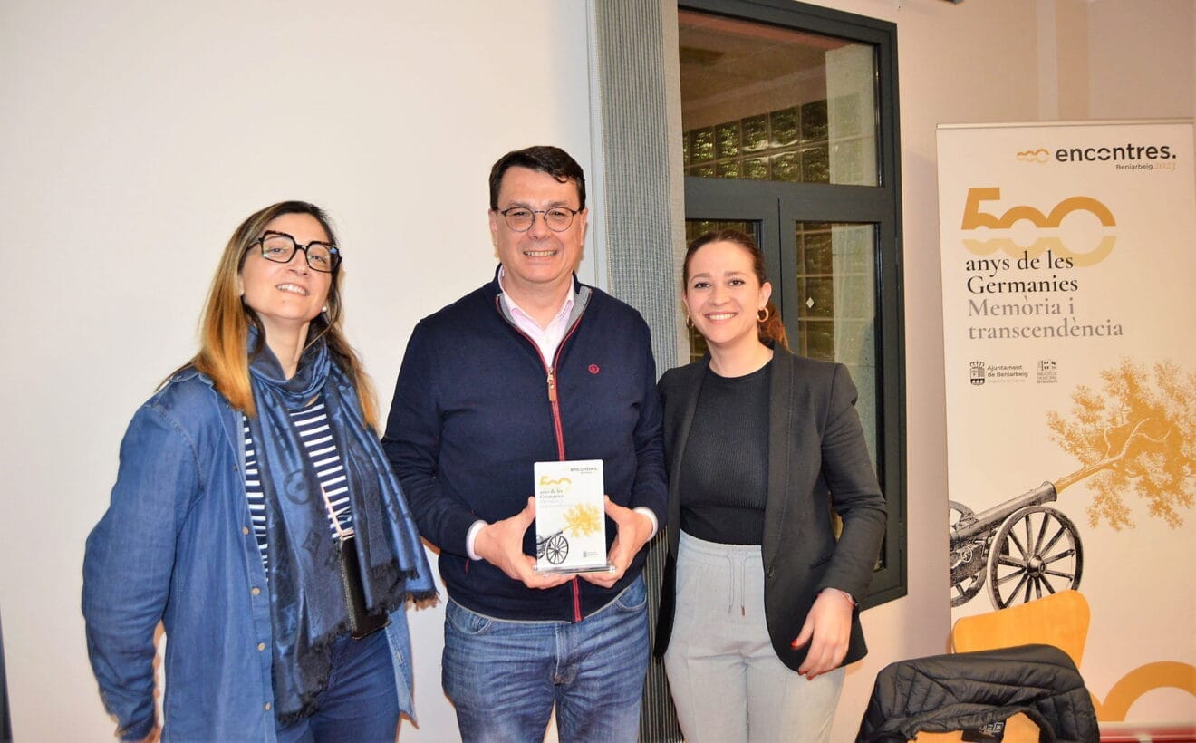 Rafael Roca con les regidoras de Beniarbeig Ana Gallart i Sara Gil