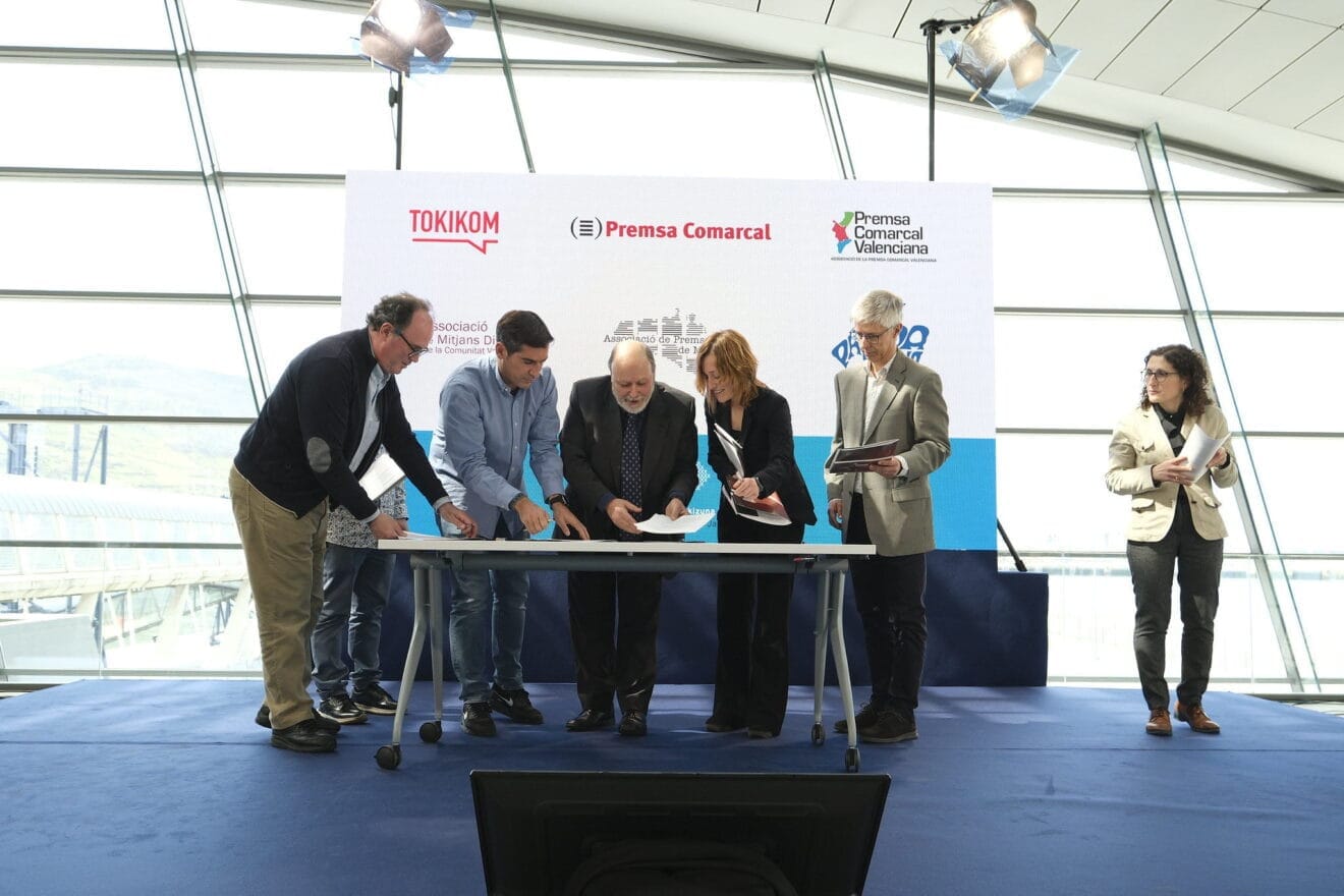 Representantes de las asociaciones firmando el Manifiesto de Getxo