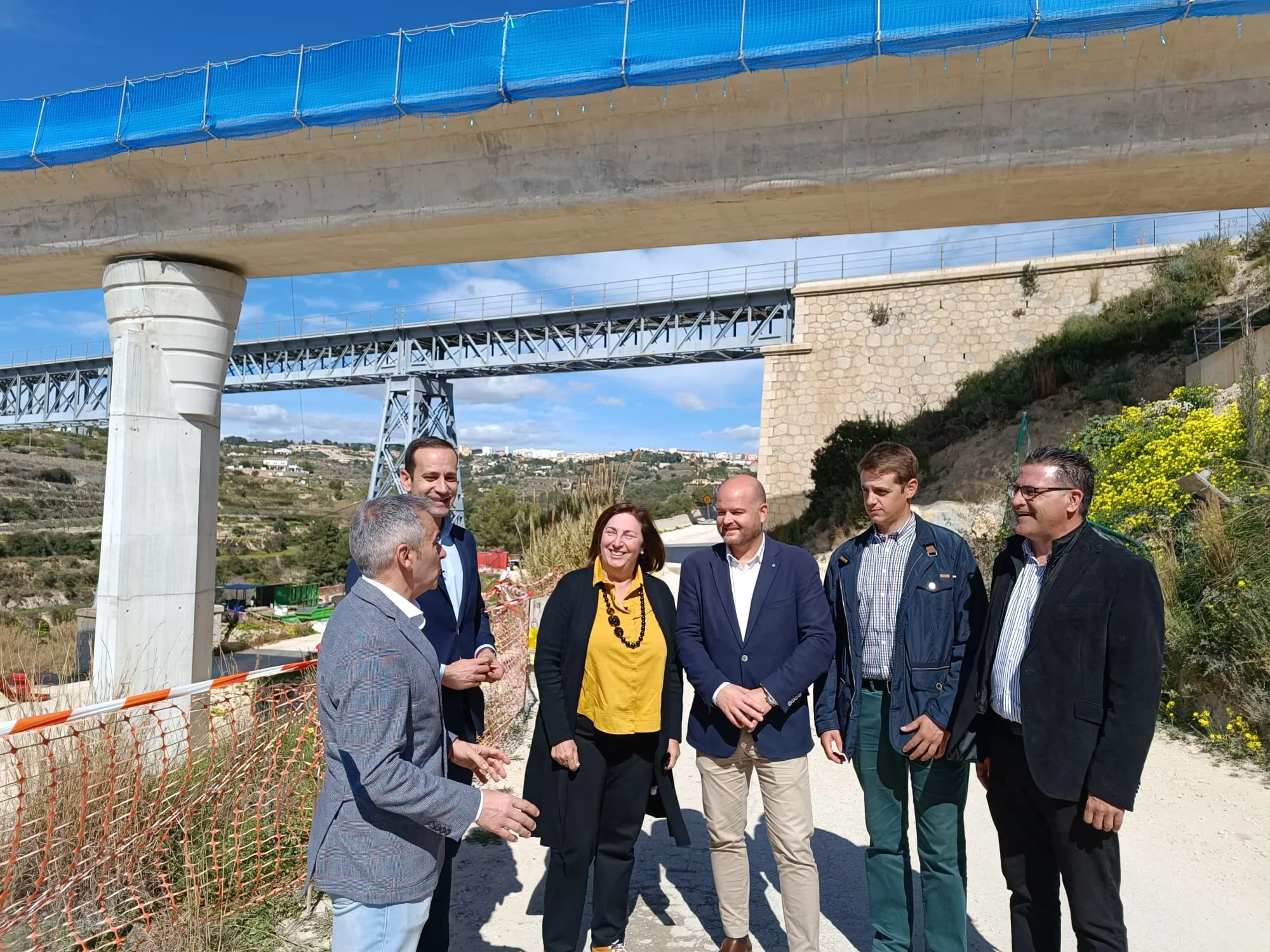 representantes del pp bajo el puente de quisi