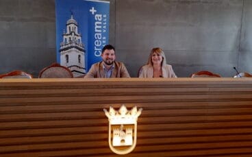 Ricardo Sendra, edil de Comercio, y Alicia Carbonell, técnica de AFIC en la presentación de la Fira del Comerç de Pego
