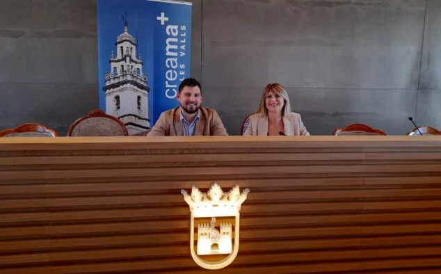 Imagen: Ricardo Sendra, edil de Comercio, y Alicia Carbonell, técnica de AFIC en la presentación de la Fira del Comerç de Pego