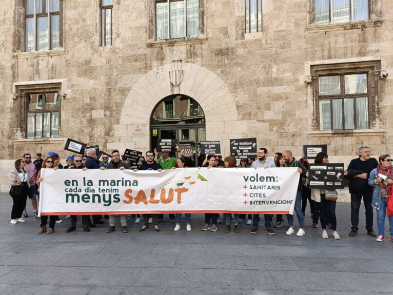 Trabajadores del Departamento de Salud de Dénia con una gran pancarta de protesta