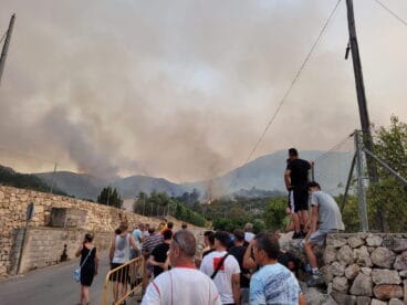 vecinos de pego viendo la propagacion del incendio