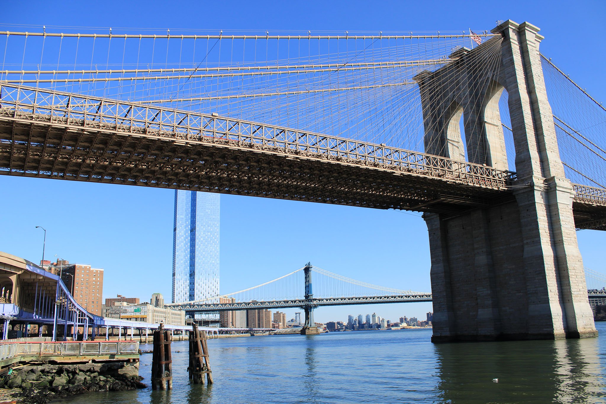 Zona antigua del puerto bajo el puente de Brooklyn
