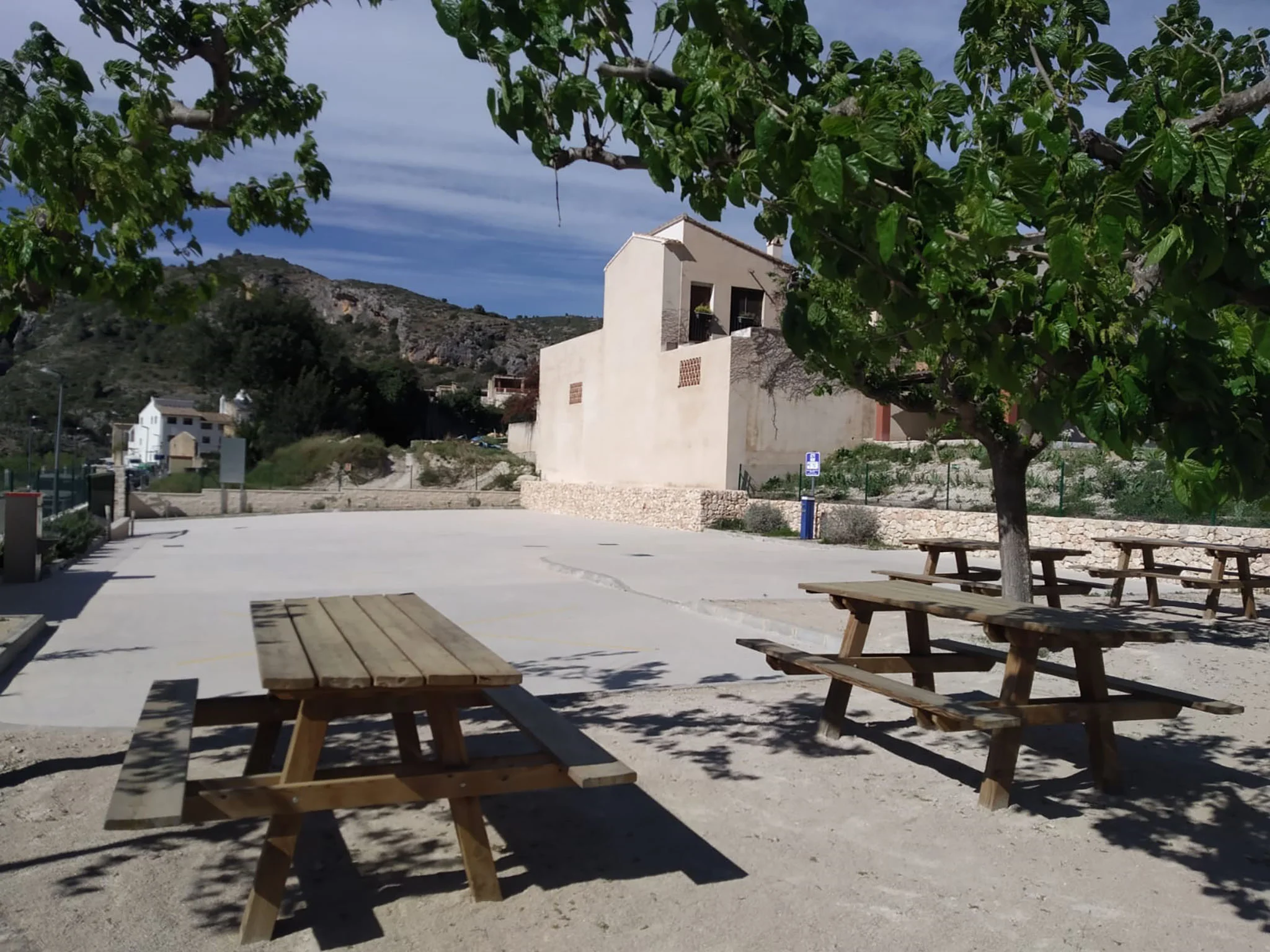 Zona de picnic en el Espai Recreatiu El Safareig de la Vall de Gallinera