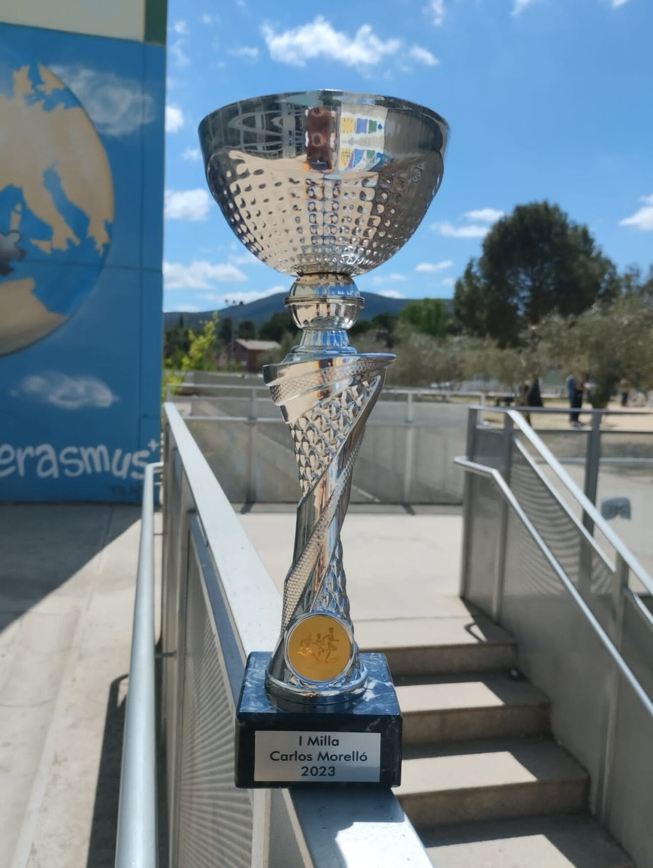 Copa que se entrega a la familia de Carlos Morelló