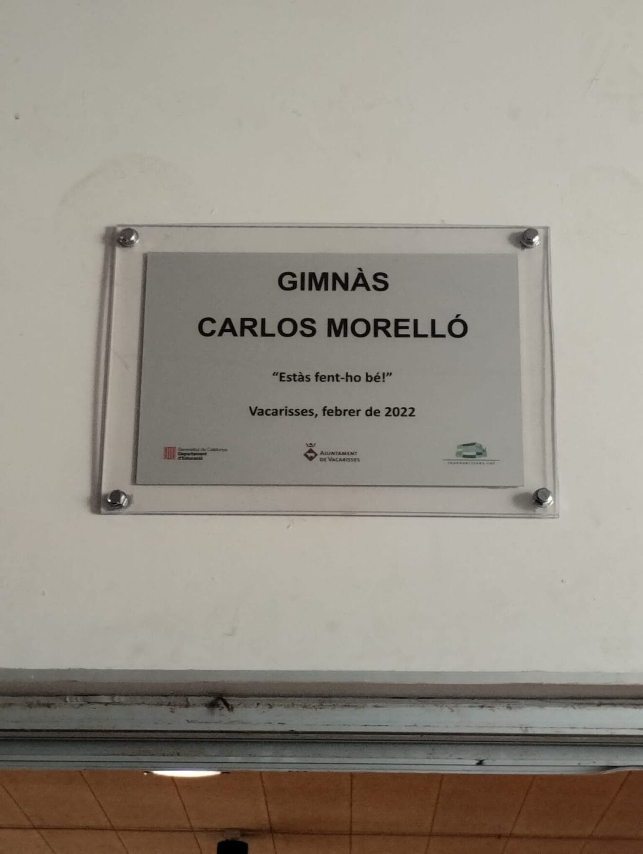 Placa con el nombre de Carlos Morelló en el gimnasio de l'Institut Vacarisses