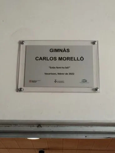 Placa con el nombre de Carlos Morelló en el gimnasio de l’Institut Vacarisses
