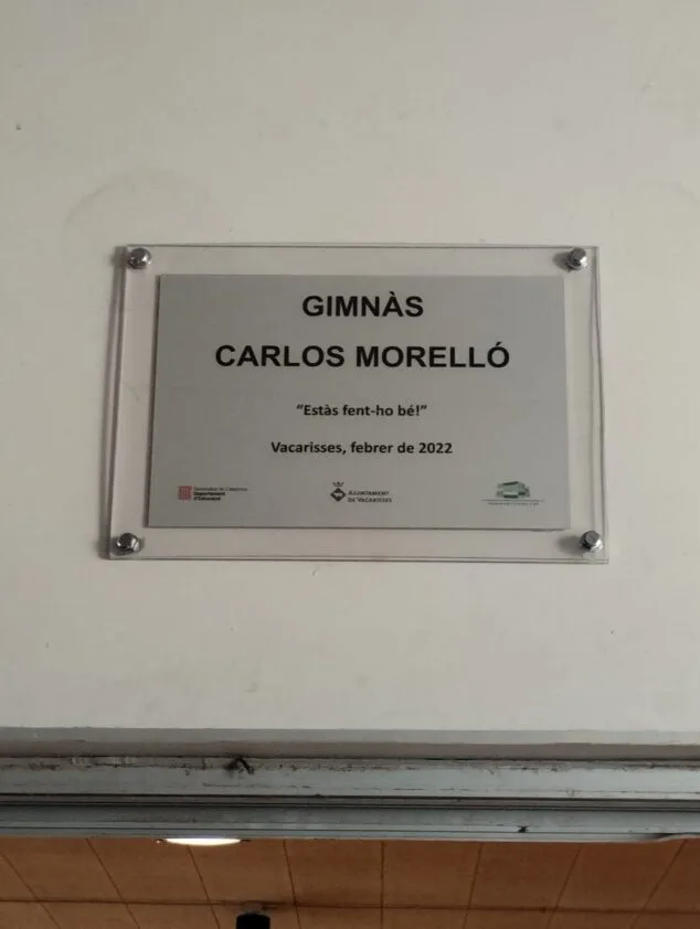 Imagen: Placa con el nombre de Carlos Morelló en el gimnasio de l'Institut Vacarisses