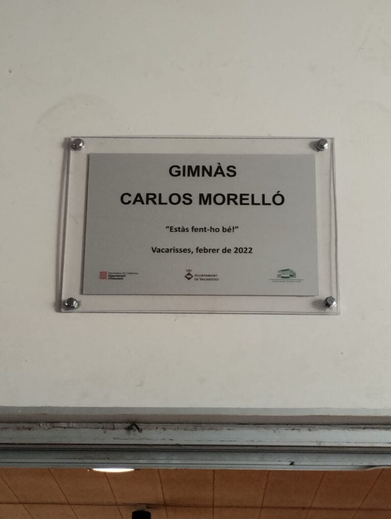 Placa con el nombre de Carlos Morelló en el gimnasio de l'Institut Vacarisses