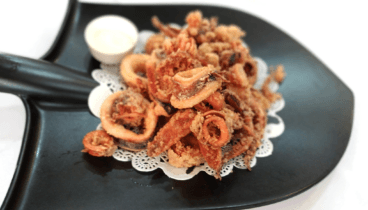 La perfección de la fritura en un solo bocado de calamares
