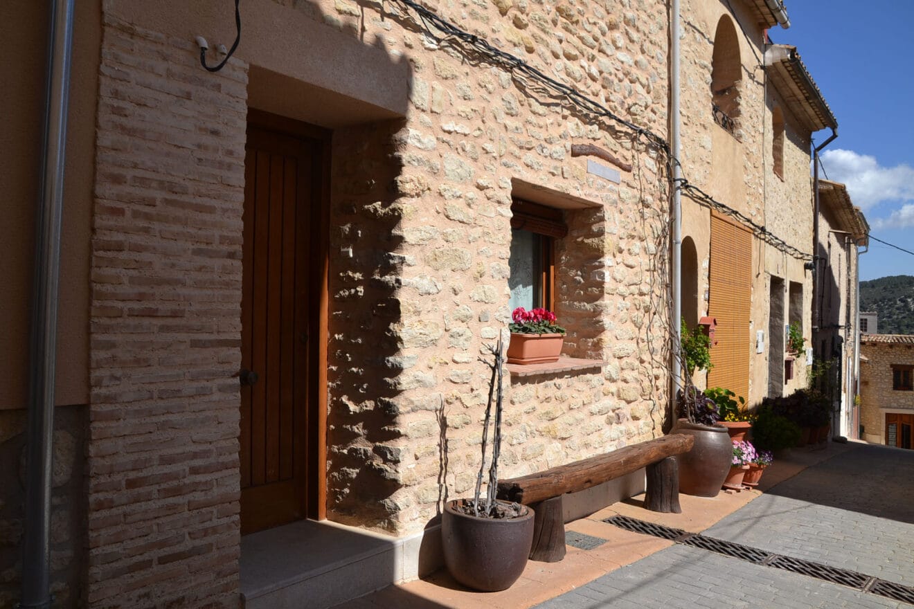 Alegre fachada entre las calles de Beniaia (Vall d'Alcalà)