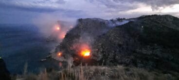 Anochece con llamas todavía en la costa entre Benitatxell y Moraira