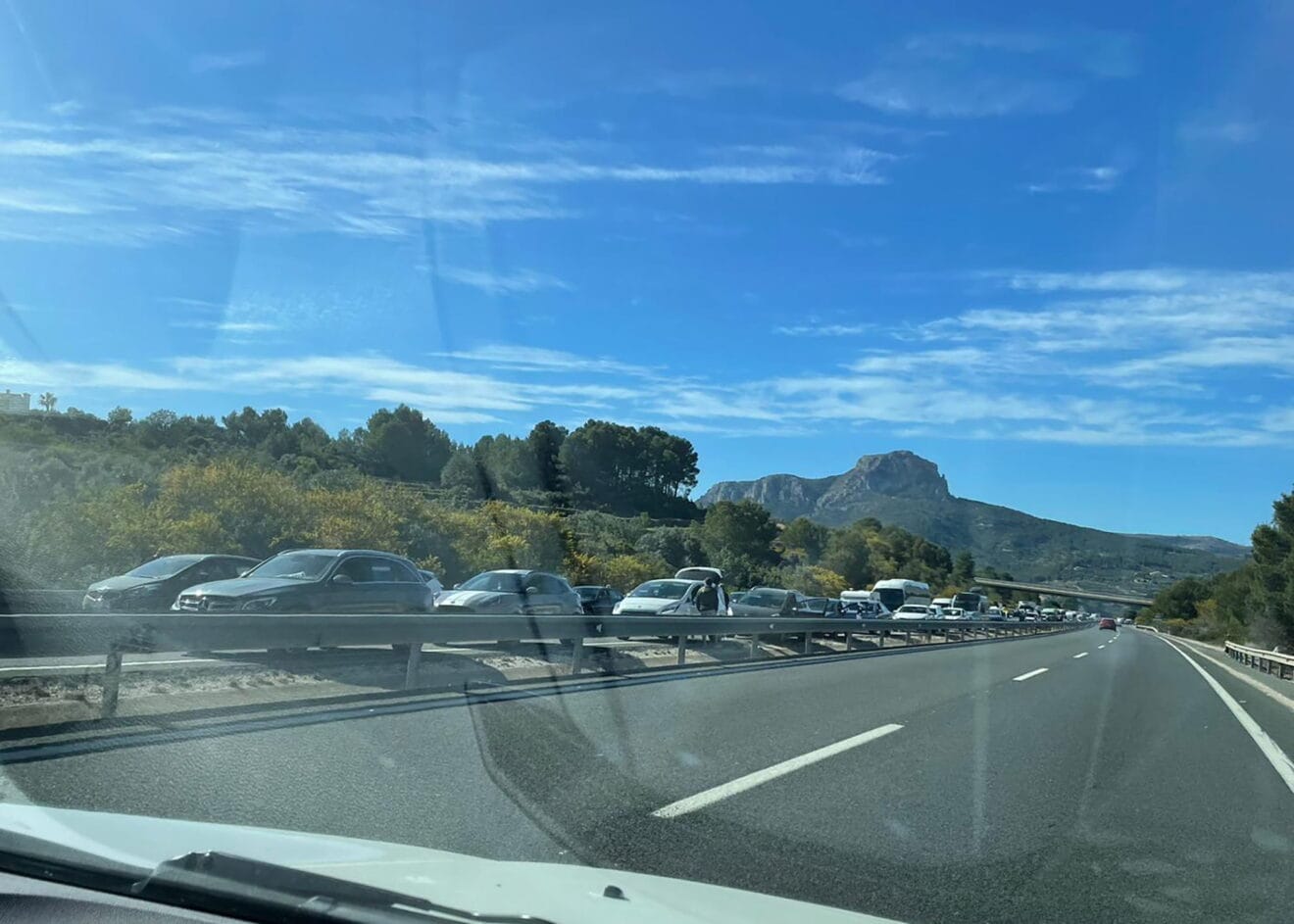 Atasco en la AP7 por Benissa en plena operación salida de Semana Santa 2023