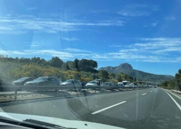 Atasco en la AP7 por Benissa en plena operación salida de Semana Santa 2023