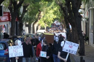 Ataúd abriendo la manifestación por la sanidad en Dénia