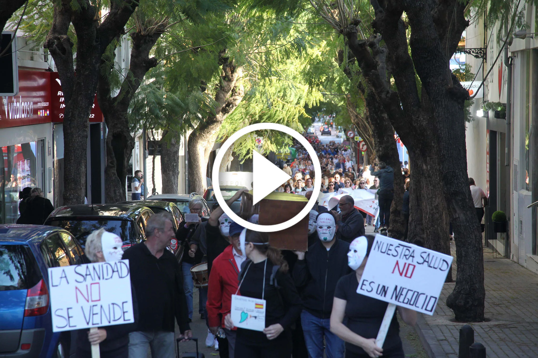 Ataúd abriendo la manifestación por la sanidad en Dénia (vídeo)