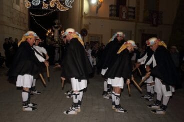 Ball de Bastons de Teulada del Grup de Danses Font Santa ante la imagen del santo en 2022 – Ayuntamiento de Teulada Moraira