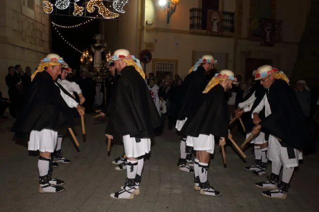 Imagen: Ball de Bastons de Teulada del Grup de Danses Font Santa ante la imagen del santo en 2022 - Ayuntamiento de Teulada Moraira
