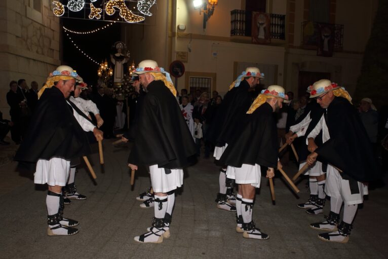 Ball de Bastons de Teulada del Grup de Danses Font Santa davant la imatge del sant el 2022 - Ajuntament de Teulada Moraira