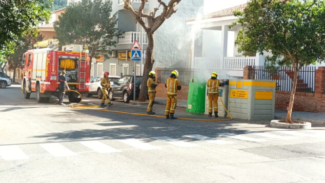 bomberos apagando el fuego en pego