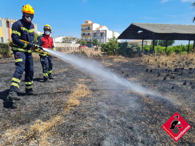 Imagen: Bomberos sofocando el incendio en el barranc de Benituba de Pego