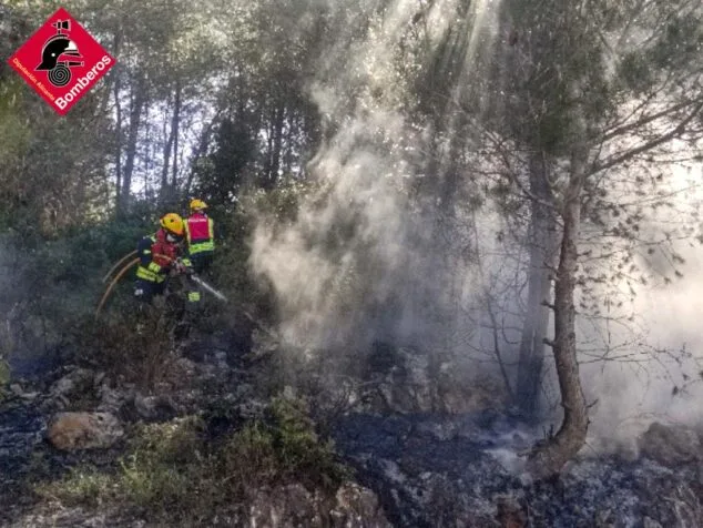 bomberos sofocando las llamas del incendio de gata de gorgos