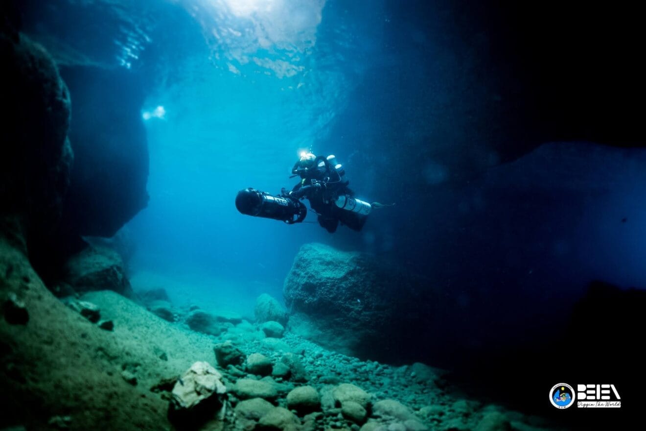 Buzo en la Cova del Moraig