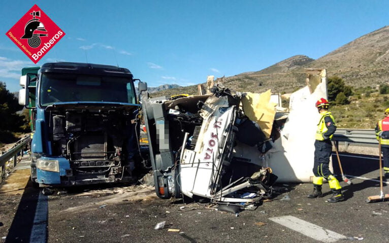 Camiones destrozados en el accidente en la AP7 en Benissa