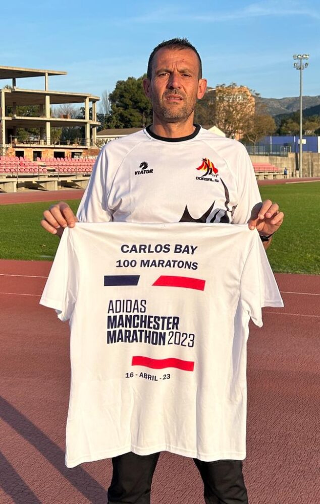 Imagen: Carlos Siscar con la camiseta de los 100 maratonesI