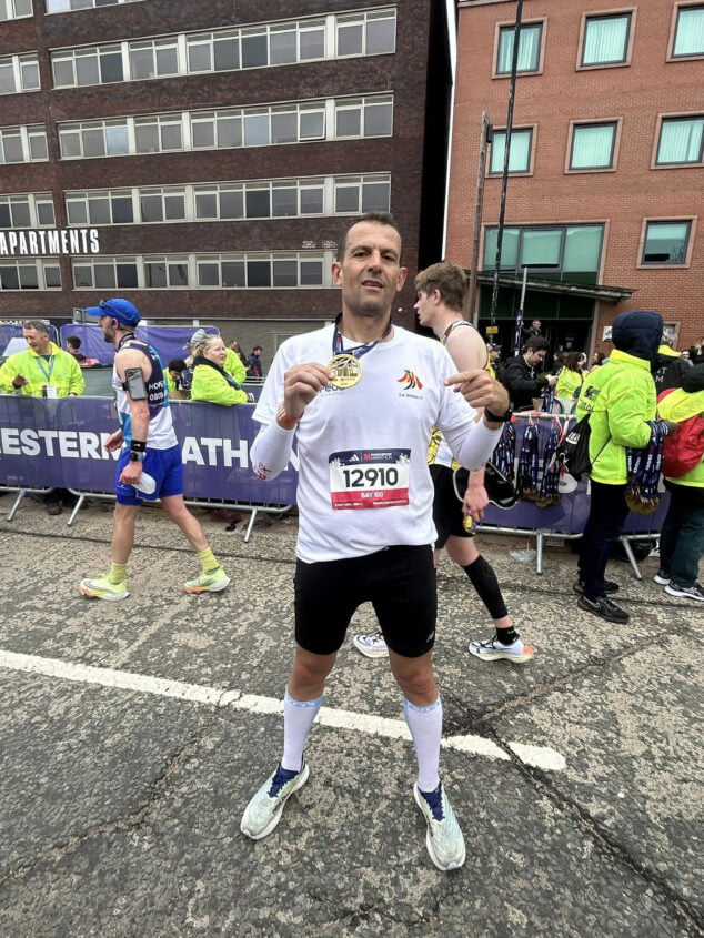 Imagen: Carlos Siscar una vez finalizado el Manchester Marathon con medalla incluida