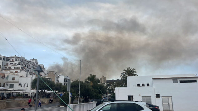 Imagen: Columna de humo desde el puerto de Moraira