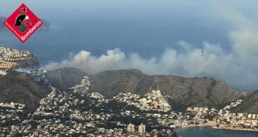 Columna de humo junto a la cala El Portet de Moraira
