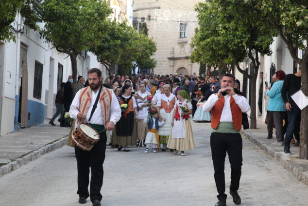 Imagen: Concentración en la plaza del Convento de Benissa para la ofrenda de flores en 2022