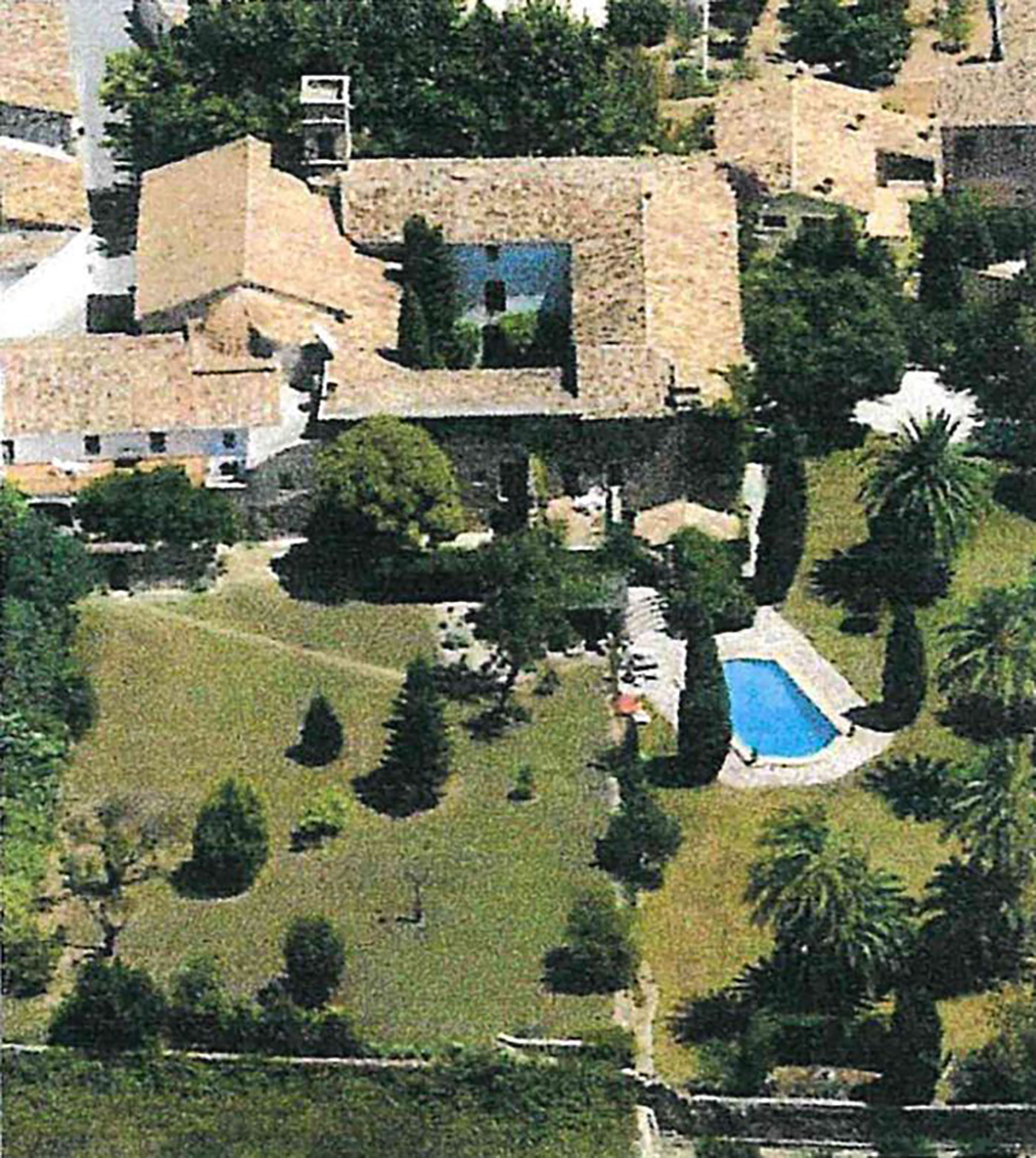 El convento desde arriba con jardines adyacentes en una fotografía del informe de venta